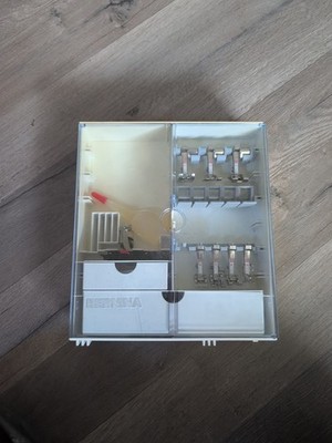 Bernina Accessories Case w/8 feet and a stitch plate in Very Good Condition Q8