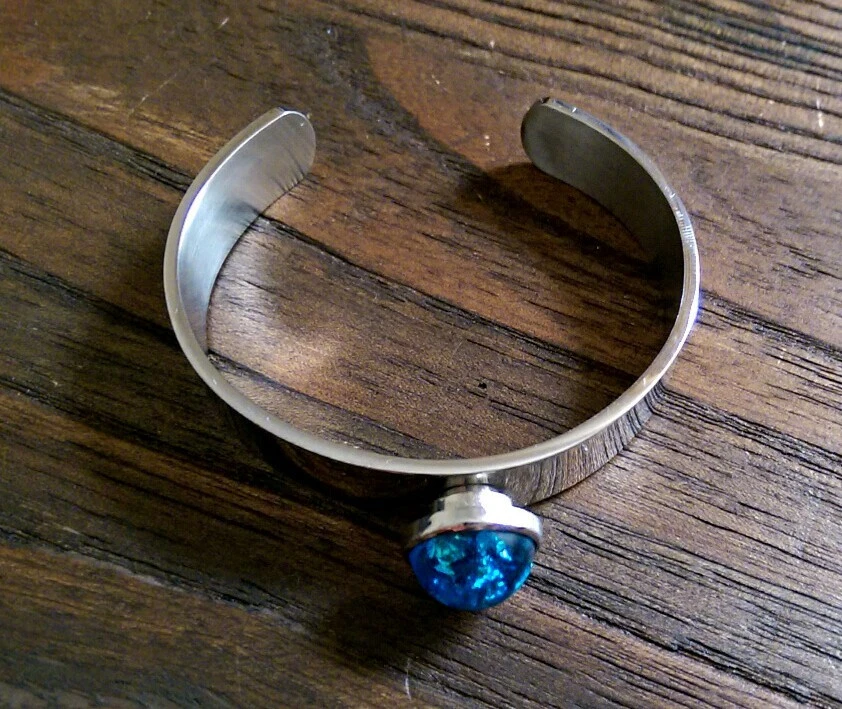 Elegante brazalete de resina de acero inoxidable con mezcla de láminas azules y plateadas Foto 4 de 4