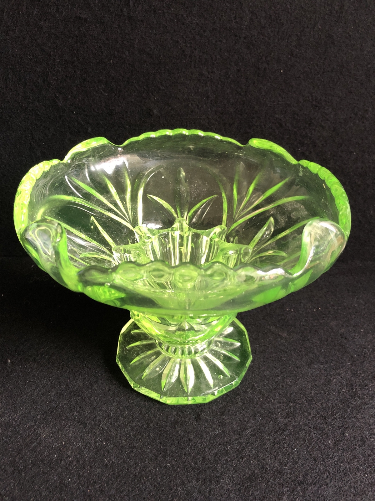 Antique/Vintage Green Uranium Glass Vase 14cm Tall Art Deco. UV
