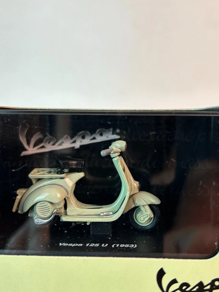 New Ray 1:32 Scale 1953 Vespa 125 U Scooter - Image 3 of 4