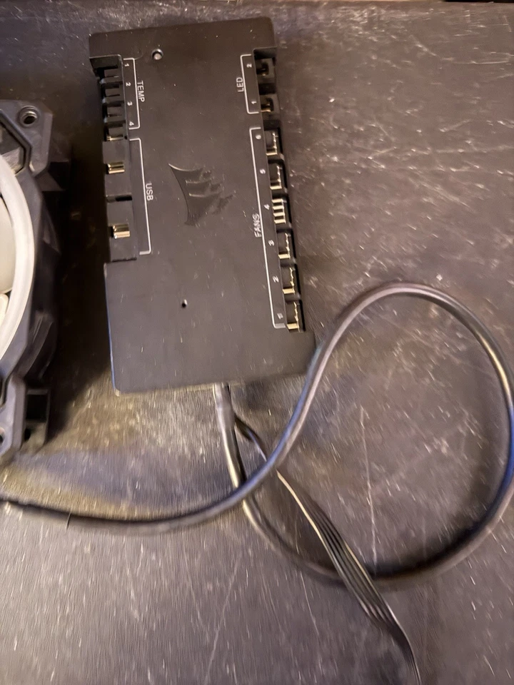 Corsair RS120 ARGB Negro PWM 120mm Ventiladores Cadena Margarita, Paquete Triple + Commander Pro Foto 4 de 4