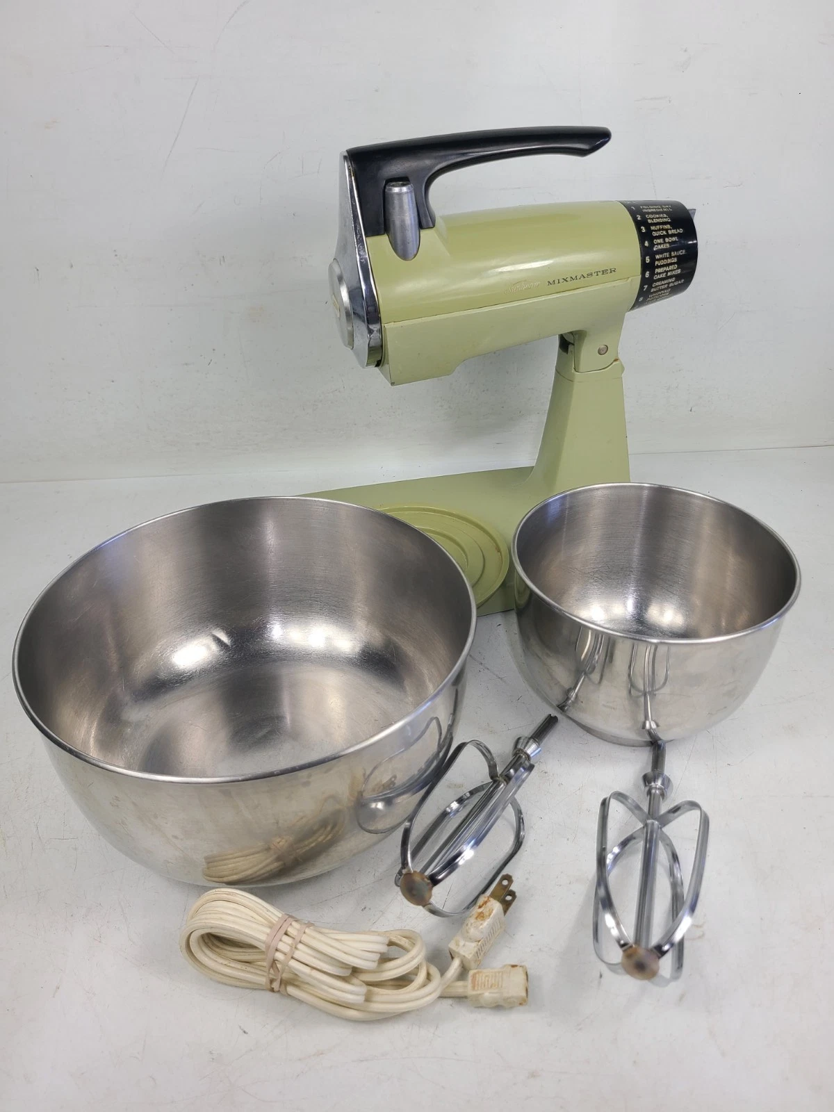 VINTAGE SUNBEAM MIXMASTER 1-7A 12 SPEED W/ BOWLS AVOCADO (TESTED)
Opens in a new window or tab