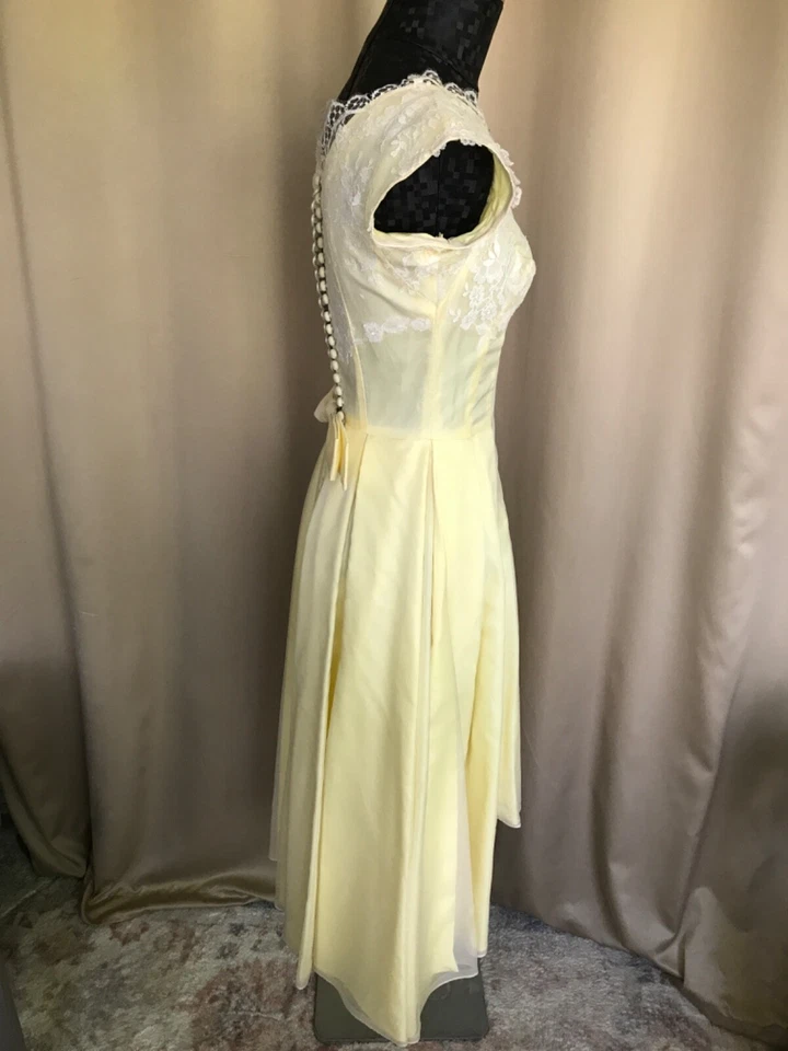 Vestido de baile de verano vintage amarillo seda y encaje blanco con exclusivo detalle de botones Foto 4 de 4