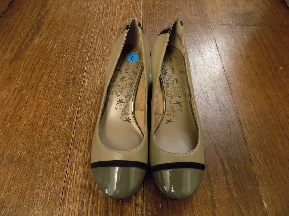 Zapatos de salón Exchange Charles David Olive charol puntera gamuza negra 1,5" tacón 6 Foto 2 de 4