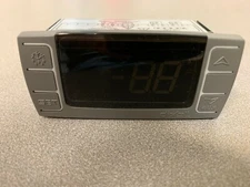 Dixell XR02CX-4N4FQ-U, Hussmann 0548700 with probes (evap and room) included