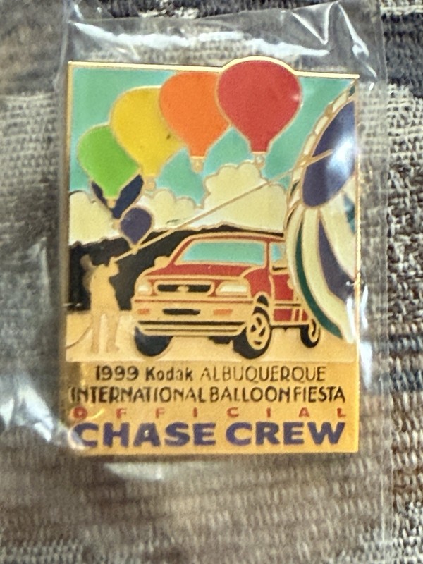 1999 Albuquerque International Balloon Fiesta OFFICIAL CHASE CREW pin KAIBF