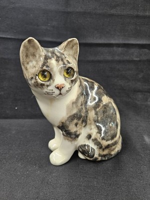 Vintage Winstanley Größe 3 Keramik sitzende Tabby Katze mit Glasaugen - signiert