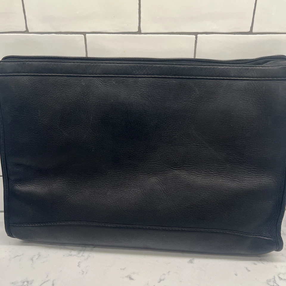 Claire Chase 黑色皮革笔记本电脑保护套 15 英寸二手状况完好 — 第 3/4 张图片