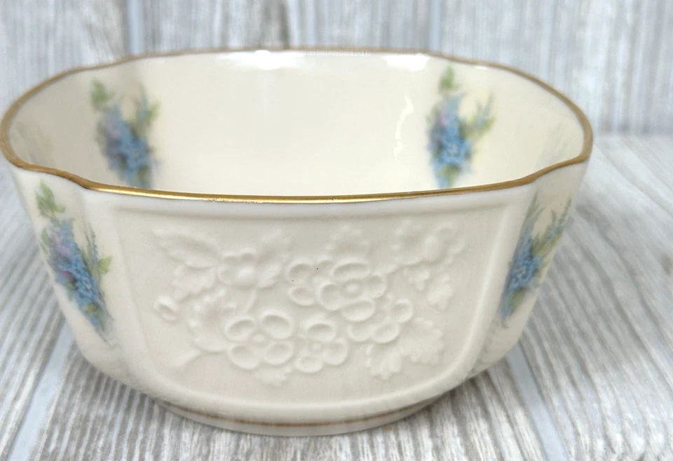 Antiga tigela quadrada Lenox Arcadia creme padrão flor sino azul em relevo acabamento dourado - Imagem 3 de 4