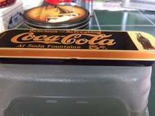 STYLO COCA COLA 1995 ENFERMÉ DANS UNE BOITE DE COKE DÉCORATIVE
