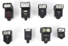 Lot de (8) flashs assortis de marque Hot Shoe Mount (Sony, Vivitar, etc.)