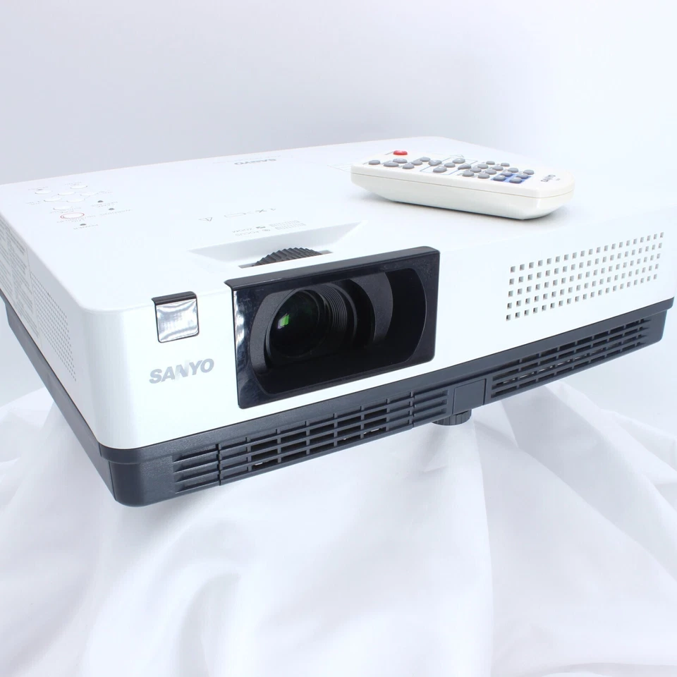 Sanyo PLC-XR201 Beamer Projektor LCD 2200 ANSI Lumen XGA 1024x768 HDMI VGA - Bild 2 von 4