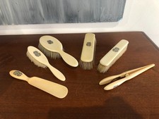 JOLI NECESSAIRE DE TOILETTE EN BAKÉLITE AVEC MONOGRAMME EN ARGENT