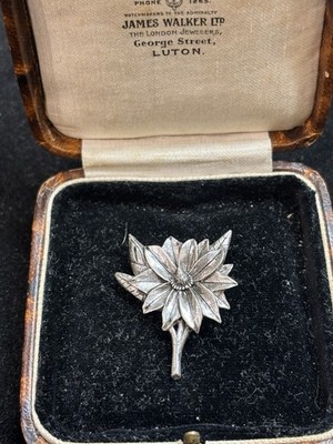 Signierte SS LTD 2005 Blume Brosche Anstecknadel silberfarben Miniatur Gänseblümchen Floral