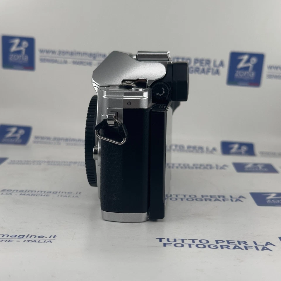 Olympus OM-D E-M10 Mark IV, foto 2 di 5