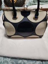 Borsa a tracolla stile strategia in pelle verniciata con tracolla lunga nera panna lady bug