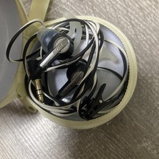 Bose SoundSport the plastic on one side is broken photo 2 it sounds very Good