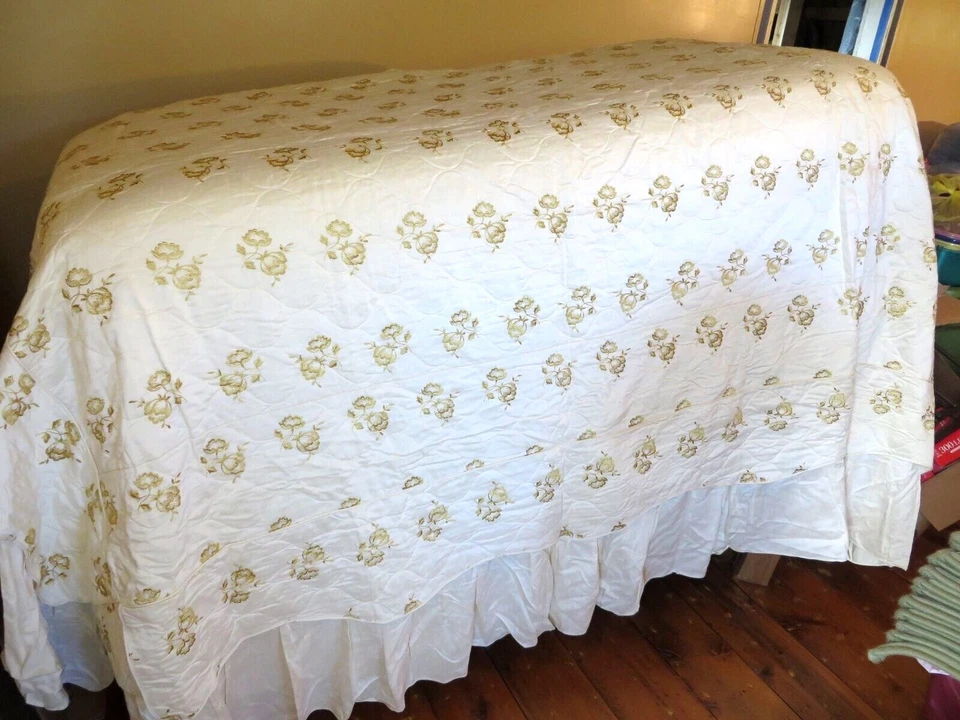 Colcha edredón satinado blanco metalizado hilo dorado volante 52x96 BODA Foto 2 de 4