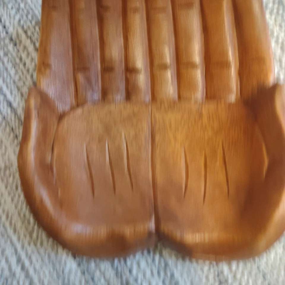 Tigela pequena esculpida em madeira em forma de mão de oração - Imagem 2 de 4