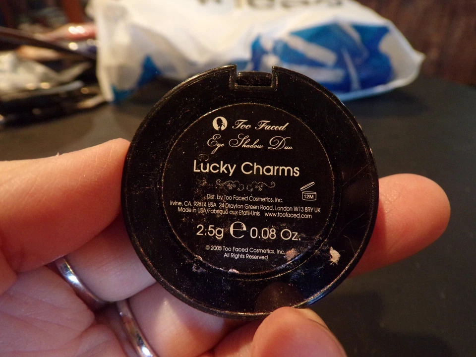 NUEVO Probador de sombra de ojos intensa DEMASIADO CARA DIJES DE LA SUERTE 2,5 g nunca usado sin caja B737 Foto 4 de 4