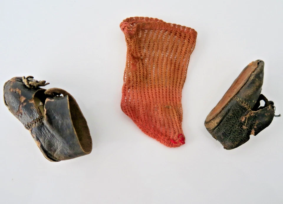 Pour poupée ancienne Eden bébé, 2 chaussures cuir et 1 chaussette - Photo 3/4