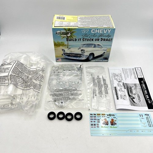 Atlantis scala 1:25 1957 Chevy Bel Air hardtop plastic model kit con decalcomanie drag - Foto 7 di 7