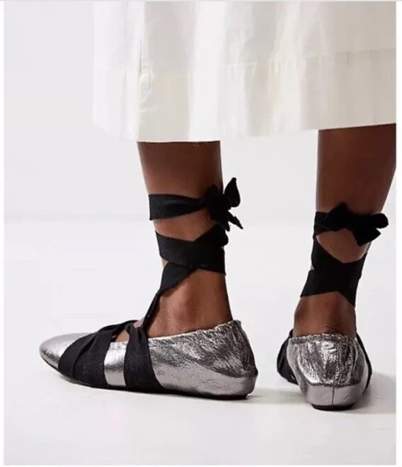 Pisos de ballet Free People Cece envolventes, plateados con correas negras, 8, ¡nuevos! $128 Foto 3 de 4