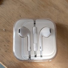 Apple EarPods White In-Ear Wired 3.5mm Jack Built-in Microphone Volume Control