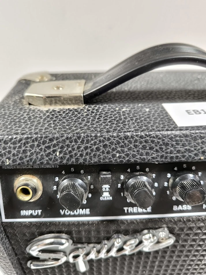 Amplificador de guitarra Squier SP-10 - Usado, liga, desgaste cosmético - Imagem 2 de 4