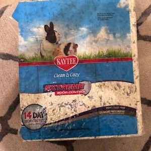 Kaytee White Clean and Cozy Pet Paper Extreme Odor Control Bedding 60 liters