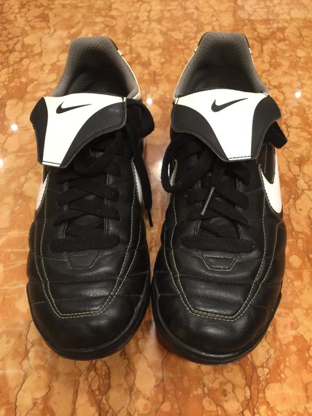 Nike Tiempo Turnschuhe in Schwarz-Weiß UK 8