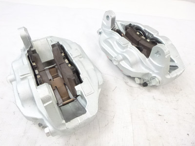 Pair Advics Brake Calipers Front Right & Left with Pads for 2022 Toyota Tundra