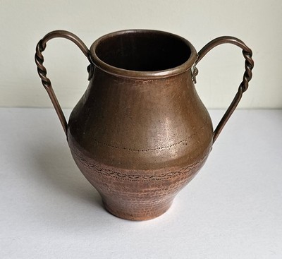 Antike handgehämmerte Kupfer Zweihenkel Vase / kleine Urne mit gedrehten Griffen