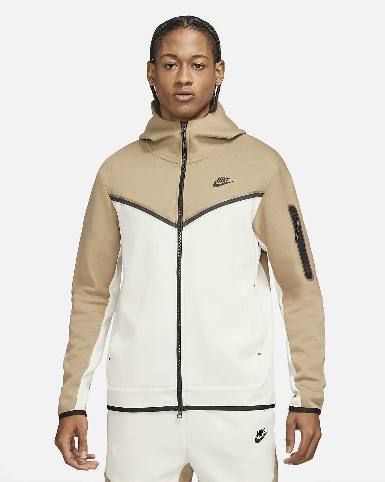 papa Cristo labbro nike tech fleece windrunner beige santo ozono risposta