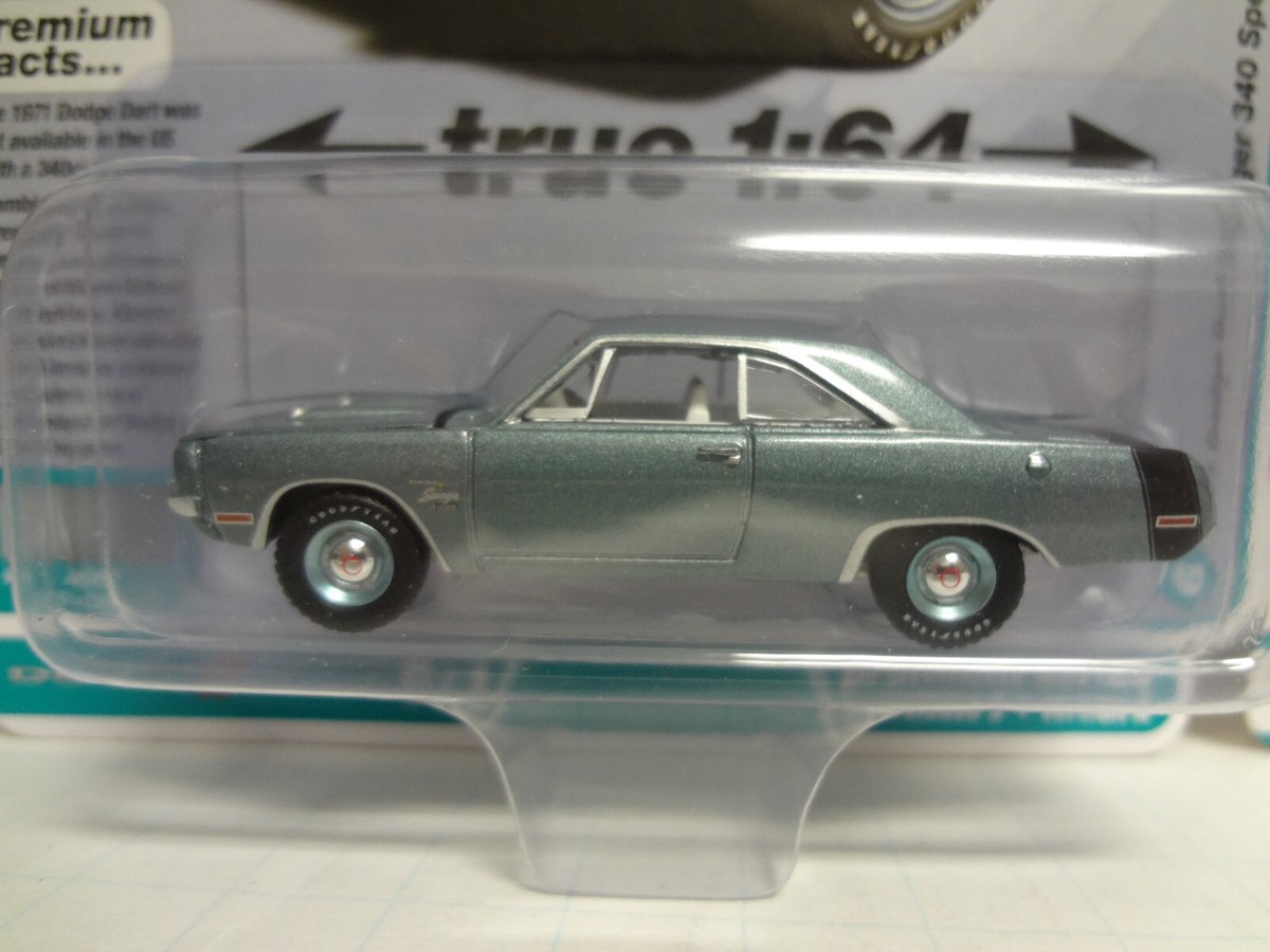 Auto World 1971 Dodge Dart Swinger 340 Special Set of 2 AW64362A&B