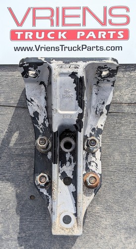 FREIGHTLINER BRACKET - CAB MOUNT, FRONT, LOWER 15-15682-000 CAST# 15-15682