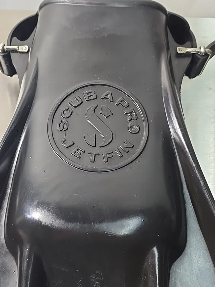 Aletas de buceo de goma negras con diseño ventilado de aleta de chorro SCUBAPRO hechas en EE. UU. Foto 3 de 4