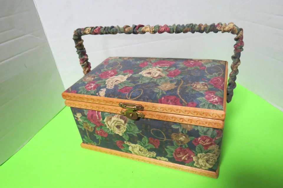 Caja de cesta de costura vintage años 70 con estampado floral con mango y suministros de costura 11"L Foto 2 de 4
