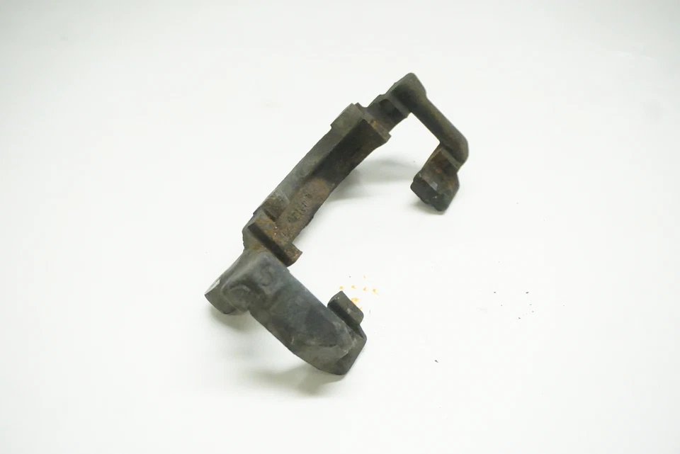 Оригинальный кронштейн для крепления суппорта переднего тормоза Audi A3 Quattro 2009-2013 годов выпуска - Изображение 2 из 2