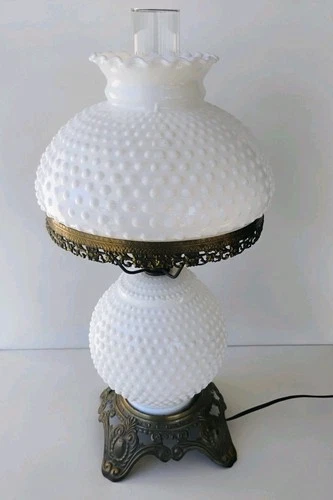 VINTAGE MILK GLASS HOBNAIL GWTW TABLE LAMP