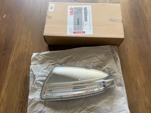 Mercedes C class W204 OEM NEW Mirror Turn Signal Light LEFT 07-09 Year 3099019