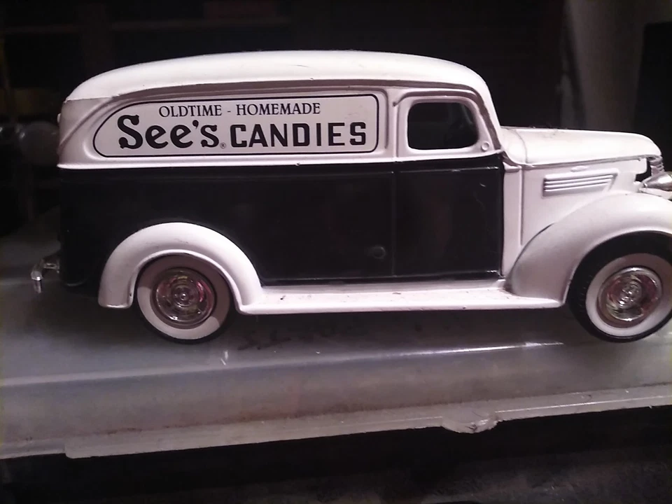 See's Candies Ertl Bank Vintage Die Cast 1938 Chevy Panel Key Lock Truck. - Image 2 of 4