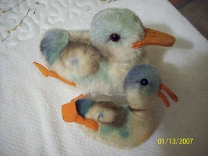 SET OF STEIFF DUCK AND DUCKLING.  MOHAIR.  FROM THE 50'S.  LARGE OINE HAS BUTTON