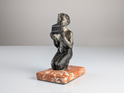 Junger Faun mit Brotflöte, Art Deco Skulptur auf Marmor, 1920er Jahre