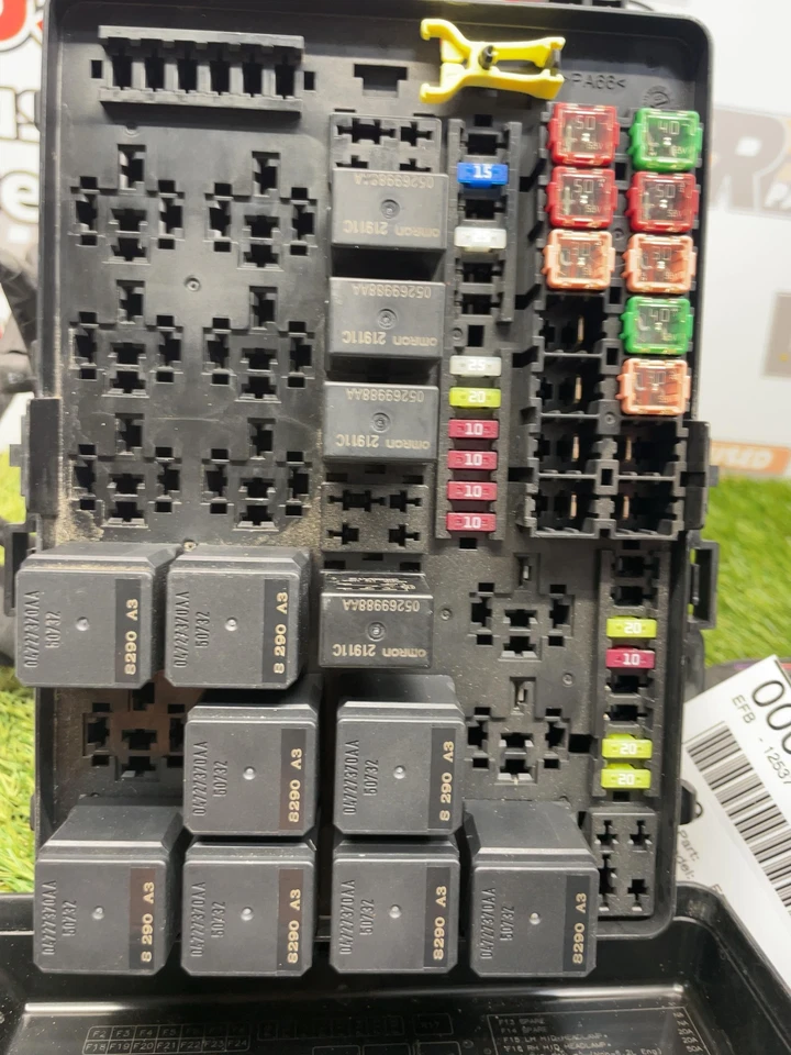 ✅ Dodge Challenger 2019 caja de fusibles de motor OEM Foto 3 de 4