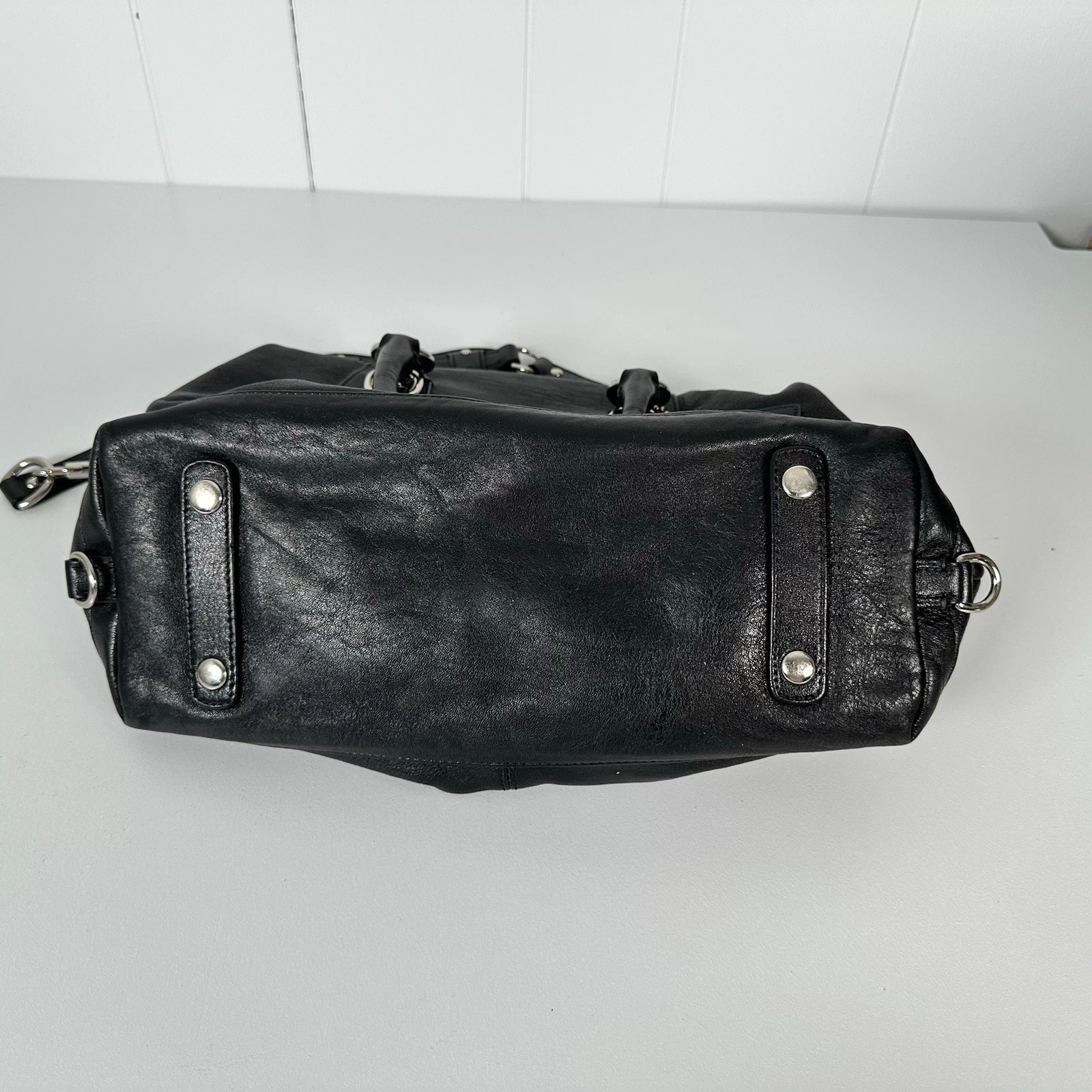 Borsa a tracolla Coach Ashley in pelle nera viola raso con zip superiore F15445 usata in ottime condizioni