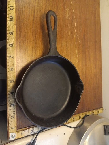 Vintage No. 3 Griswold Erie PA Cast Iron Skillet, 709, double spout, sits flat