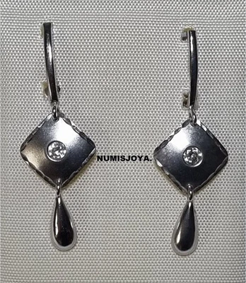 Boucles d'oreilles en or blanc et zirconites. Poids 1,20 gr. Taille 30 x 10 mm. - Photo 1/3