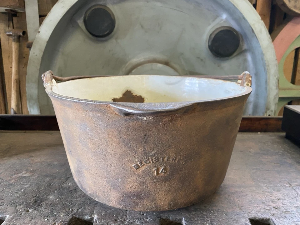 Vintage Antique T & C Clark & Co Ltd Cast Iron No 14 12 Quartz Cauldron pot - image 2 of 4