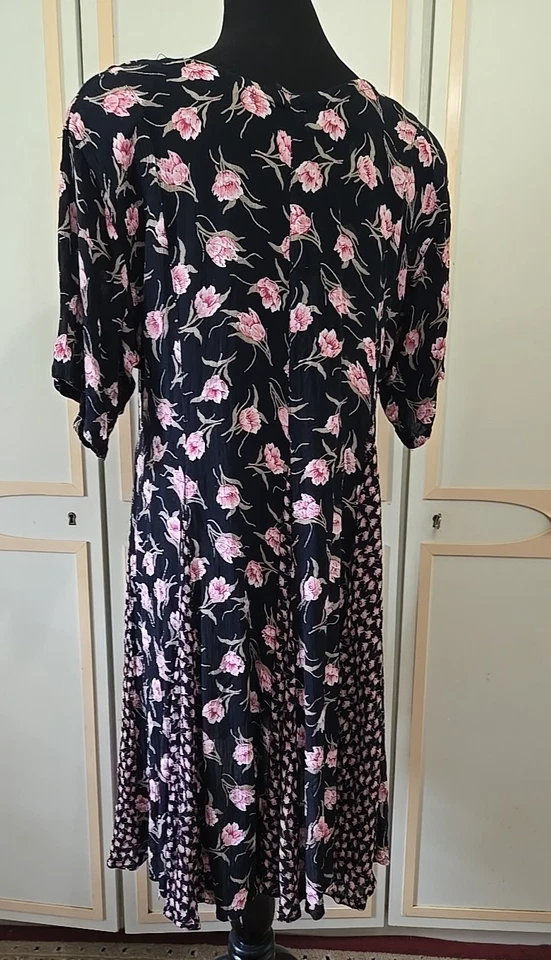 Vestido Babydoll Vintage Años 90 en Negro Floral con Rosas Rosas, Talla Grande Pull-Over ~ M Foto 3 de 4